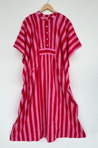 Robe Kaftan en coton rayée rouge et rose pour femme avec poches, boutons sur le devant, coupe ample, tenue de plage, paréo de plage - Product Image 1