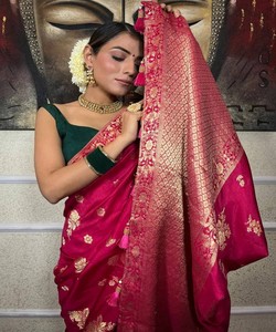 Sari de Seda Roja con Patrón Floral Dorado, Traje Tradicional Indio para Bodas, Estilo Banarasi, Largo hasta el Suelo, para Mujer - Product Image 5