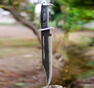 Cuchillo Bowie hecho a mano con clip de seguridad plateado, hoja de acero inoxidable, mango de palisandro, funda de cuero, borde parcialmente serrado, estilo industrial. - Product Image 3