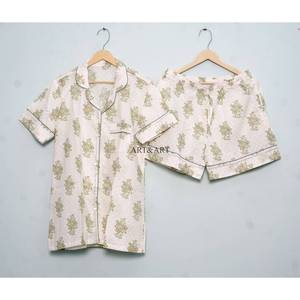 Ensemble de pyjama d'été en coton doux et confortable à manches courtes, imprimé floral, respirant, léger et douillet pour femme, avec logo frontal - Product Image 3