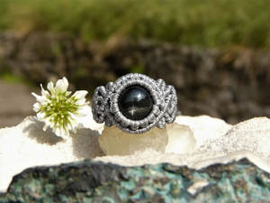 Bague ajustable en macramé d'obsidienne noire faite à la main, style bohème, avec cordon gris, bijou artisanal en cristal - Product Image 2