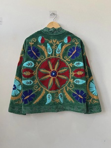 Abrigo de Terciopelo Étnico Boho Premium para Mujer, Chaqueta Corta de Invierno Bordada a Mano con Flores, Prenda Elegante - Product Image 2
