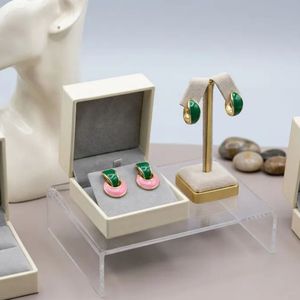 Pendientes Curvos de Oro Rosa de 14K con Incrustaciones Verdes, Joyería de Moda para Mujer, Elegantes Pendientes Curvos, Accesorio de Regalo, Colección para Fiestas - Product Image 1