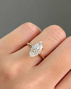 Bague de fiançailles en diamant de laboratoire sertie de tulipes, diamant de laboratoire marquise de 2 carats certifié E-VVS1 IGI - Product Image 3
