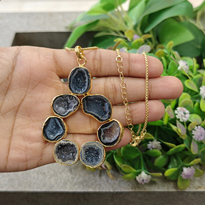 Collier Pendentif Géode Agate Druzy Naturelle Colorée de Haute Qualité, Grand Modèle, en Laiton Massif Plaqué Or 18 carats, Chaîne Tendance, Cadeau pour Femme - Product Image 3