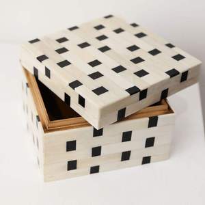 SOFIYA CRAFT Caja de Joyería de Madera Moderna con Incrustaciones Rectangulares en Blanco y Negro, Cierre de Hebilla y Diseño Grabado - Product Image 1