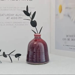 แจกันเซรามิกทรงโค้งเงางามเคลือบสีแดงเบอร์กันดีเข้ม เหมาะสำหรับตกแต่งชั้นวางของสไตล์โมเดิร์นและจัดแสดงดอกไม้ - Product Image 1