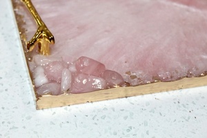 Plateau en résine fait main à thème quartz rose, plateau en résine époxy avec bord en quartz rose, plateau en résine blanc et rose avec peinture dorée et - Product Image 2