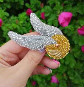 Broche Aile de Snitch Dorée, Broderie de Paillettes et Perles de Verre, Badge Fantaisie pour Fans de Films, Décoration pour Vêtements, Chapeaux, Sacs, Bijoux - Product Image 1