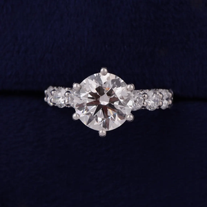Anillo de compromiso clásico con diamante de talla brillante redondo para mujer, oro blanco, diamantes cultivados en laboratorio con certificación IGI, color D - Product Image 1