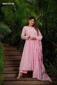 Kurti-pantalon et dupatta longs en soie Chanderi de qualité supérieure avec encolure et motifs brodés dispersés, style A-line - Exportateur indien - Product Image 6