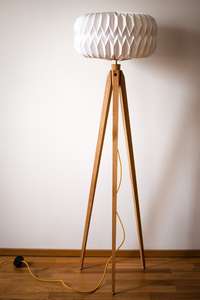 Lámpara de pie náutica antigua hecha a mano, blanca y marrón, con trípode de madera, modelo coleccionable. - Product Image 5