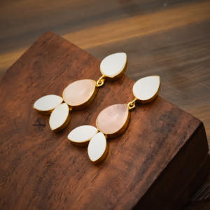 ต่างหูทรงหยดน้ำดีไซน์พิเศษ – โรสควอตซ์และมุกประดับด้วยทองคำ 18k - ของขวัญสำหรับเธอ - Product Image 5