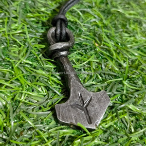 Pendentif amulette Viking en fer forgé à la main motif géométrique en forme de croix pour les fêtes chrétiennes romantiques religieuses - Product Image 5
