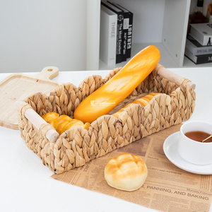 Cesta rectangular tejida de jacinto de agua con borde festoneado y asas de madera para frutas, pan y organizador de tocador - Product Image 4