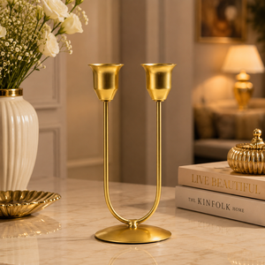 Elegante Candelabro de Metal Dorado de 2 Brazos, Hecho a Mano, Ecológico, Duradero, en Forma de U, Estilo Vintage, Lujoso, Único y Personalizable para Bodas - Product Image 4