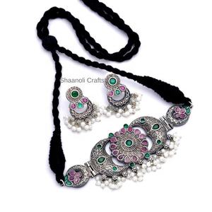 Ensemble de colliers ras-du-cou bohème hippie en argent oxydé et plaqué noir avec pierres antiques, idéal pour les fêtes - Product Image 3