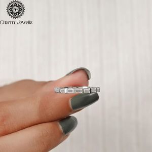 Bague d'éternité minimaliste en argent 925 et moissanite pour femme, sertie de moissanites taille baguette, collection Charm_Jewells - Product Image 2