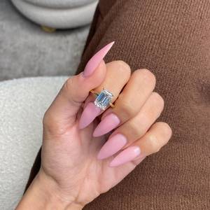Anillo de Oro con Diamante Cultivado en Laboratorio, Corte Esmeralda, 4.10 Quilates |   Anillo de Compromiso Solitario de Lujo con Certificado IGI |   Boda Elegante y Moderna - Product Image 3