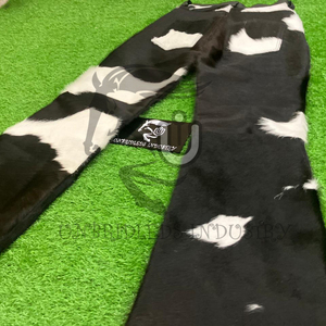 Pantalones acampanados unisex de cuero, cuero vacuno con estampado natural, color negro y blanco. - Product Image 5