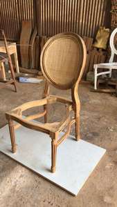 Sillón Individual de Lujo con Acentos Reales y Construcción de Madera Sólida para una Decoración Elegante de la Sala de Estar - Product Image 1