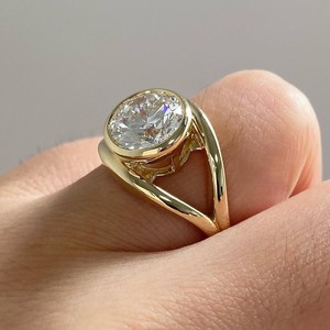 Anillo de compromiso moderno y llamativo de platino con diamante redondo cultivado en laboratorio y engaste de bisel, joyería fina - Product Image 2