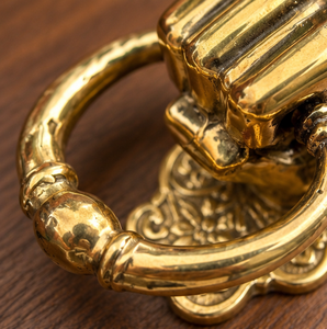 Sonnette de porte baroque en or poli avec poignée côtelée et plaque arrière florale ornée pour portes d'entrée traditionnelles - Product Image 4