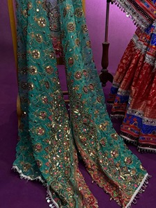 Magnifique robe longue afghane avec broderie élaborée sur les manches, jupe évasée et miroir traditionnel - Product Image 4