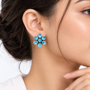 Boucles d'oreilles en argent oxydé avec pierre bleue pour femmes, vente en gros |   Boucles d'oreilles florales en laiton faites à la main |   Fournisseur en gros de bijoux indiens - Product Image 2