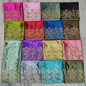 Gorgura somalienne artisanale exclusive de la marque Modern Heritage, avec des travaux en pierre de haute qualité sur un tissu de soie à motifs géométriques, pour tenue de soirée. - Product Image 1