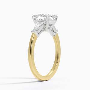 Anillo de Diamantes con Corte Cojín, Tres Piedras, 3 Quilates, Piedras Laterales Cónicas Baguette, Oro Amarillo, Joyería de Compromiso, Certificado IGI, Lujo - Product Image 2