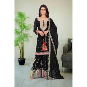 เสื้อปักลายดีไซเนอร์ผ้าจอร์เจตต์ พร้อมกางเกงปาลาซโซและผ้าคลุมไหล่ สีดำ - Product Image 1