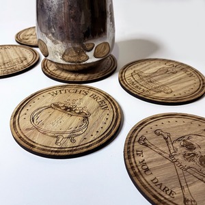 Juego de posavasos de madera con calaveras grabadas, posavasos espeluznantes para realzar la decoración de terror y ayudar a mantener las superficies limpias y sin rayones - Product Image 6