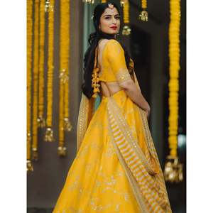Lehenga Choli de Seda de Morera Bordado en Amarillo para Boda - Product Image 4