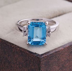 Anillo de Lujo de Plata de Ley Chapado en Oro de 14K con Topacio Azul Corte Esmeralda, Anillo de Promesa, Aniversario, Piedra de Nacimiento de Noviembre - Product Image 2
