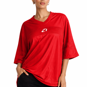 Camiseta deportiva de malla roja retro personalizada para mujer, jersey de fútbol americano con cuello en V, transpirable, de poliéster, con logo personalizado. - Product Image 1