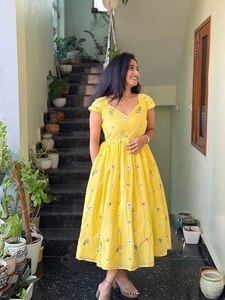 Vestido Maxi Floral Blossom Breeze, Vestido Maxi Cómodo con Estampado Floral de Jardín Primaveral, Vestido Maxi Elegante con Estampado de Pétalos - Product Image 4