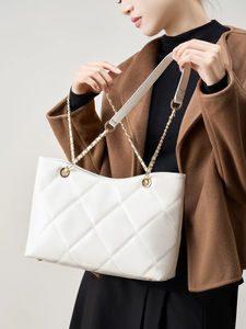 Sac fourre-tout en cuir de vachette de haute qualité OEM pour femme, sac à bandoulière souple et décontracté, fermeture éclair, couleurs personnalisables, vente en gros pour filles - Product Image 2