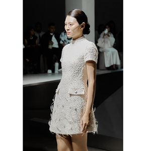 ODM จำหน่ายชุดเดรสสวยหรูสำหรับผู้หญิง MOGAN EMB MINI DRESS ชุดเดรสสั้นผ้าฝ้ายตกแต่งมุกสุดหรู ขายส่งชุดลำลอง - Product Image 5