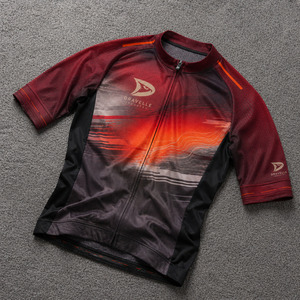 Maillot de cyclisme à impression thermique volcanique, vêtements de cyclisme personnalisés pour équipe, maillot à manches courtes avec détails réfléchissants et poches de rangement arrière - Product Image 1