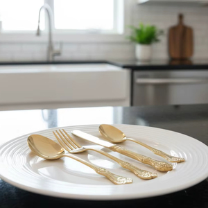 Ensemble de couverts écologiques en acier inoxydable doré sur assiette blanche pour fête dans une cuisine moderne, passe au lave-vaisselle et léger - Product Image 1