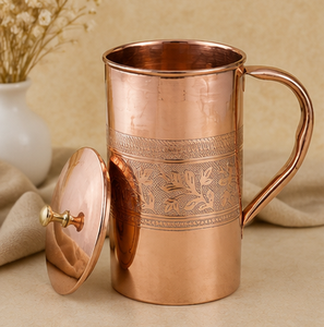 Carafe en cuivre avec bande florale gravée, finition brillante de qualité supérieure, pour bien-être ayurvédique, avec couvercle de protection intégré et élégant en laiton - Product Image 1