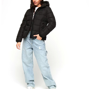 Mejora tus prendas esenciales para el invierno con una chaqueta acolchada que ofrece un calor confiable y un estilo moderno para damas. - Product Image 2