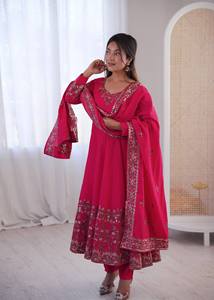 Traje Anarkali Rosa Estilo Bollywood con Seda Romana y Adornos de Lentejuelas - Product Image 6