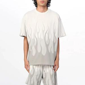 Conjunto de camiseta y pantalones cortos extragrandes con estampado de llamas en degradado para hombre, ropa informal de verano - Product Image 1