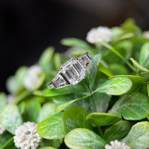 Bague à trois pierres en diamant taille émeraude 2,5 carats couleur D avec pierres latérales trapézoïdales en or 14 carats certifiée IGI pour fiançailles et mariage - Product Image 5