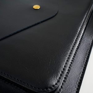 Funda de piel auténtica de alta calidad para portátil, color NEGRO, con espacio para el cable del cargador, ratón y accesorios. - Product Image 3