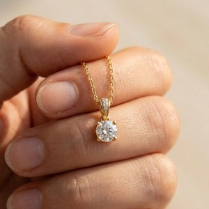 Colgante Solitario Vintage con Diamante Cultivado en Laboratorio de 1.00 CT, Oro Amarillo de 14K, Hecho a Mano, Joyería para Regalo de Boda y Fiesta - Product Image 3
