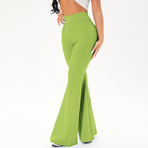 Leggings ajustados de tela de poliéster y spandex con estilo acampanado hasta el tobillo para mujer. - Product Image 3