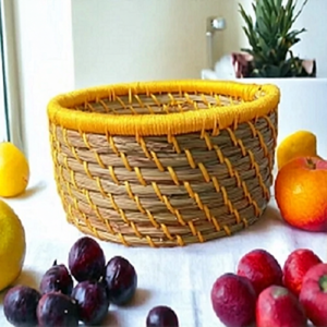 Panier à fruits en bambou tressé à la main avec bordure jaune, en fibre naturelle durable, conteneur de rangement manuel, lavage à la main uniquement, pour table de cuisine - Product Image 1